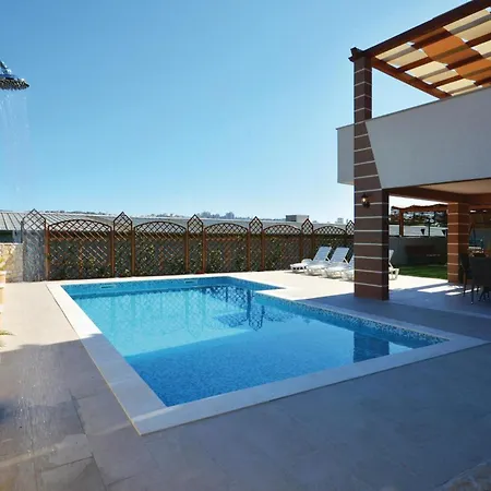 3 Bedroom Nice Home In Solin Apartment