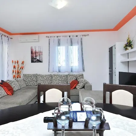 아파트 3 Bedroom In Solin