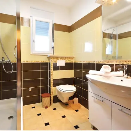 3 Bedroom In Solin *