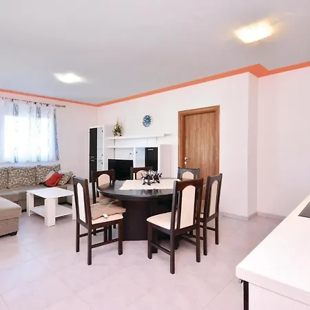 3 Bedroom In Solin *