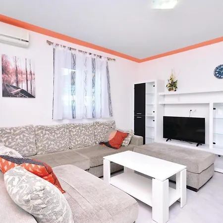 شقة 3 Bedroom In Solin